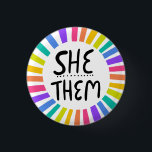 SHE/THEM Pronouns Rainbow Handlettered Pride Knapp<br><div class="desc">Anpassa med den här coolan. Gör en underbar gåva! Du kan anpassa den,  ändra färgen i bakgrunden och även lägga till text. Kolla min butik för mycket mer färg och mönster! Säg till om du vill ha nåt anpassningsbar också.</div>
