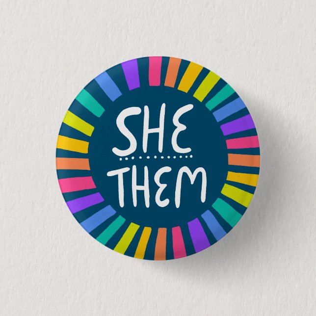 SHE/THEM Pronouns Rainbow Handlettered Pride Knapp (Framsida)