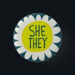 SHE/THEY Pronounres Flower-Pride, handskriven Knapp<br><div class="desc">Anpassa med den här coolan. Gör en underbar gåva! Du kan anpassa den och även lägga till text. Kolla min butik för mycket mer färg och mönster! Säg till om du vill ha nåt anpassningsbar också.</div>