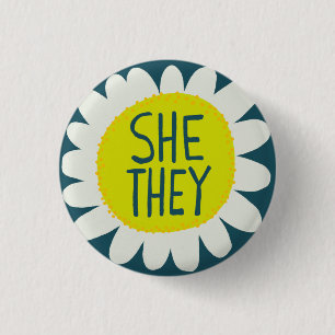 SHE/THEY Pronounres Flower-Pride, handskriven Knapp