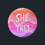 SHE/THEY Pronouns Colorful Handletter Orange Rosa Knapp<br><div class="desc">Anpassa med den här coolan. Gör en underbar gåva! Du kan anpassa den och även lägga till text. Kolla min butik för mycket mer färg och mönster! Säg till om du vill ha nåt anpassningsbar också.</div>
