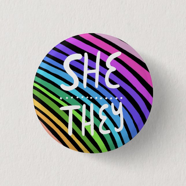 SHE/THEY Pronouns Colorful Handlettered Rainbow Knapp (Framsida)
