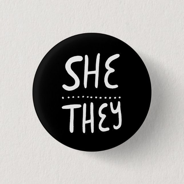 SHE/THEY Pronouns-Pridet, hanterad minimalt Knapp (Framsida)