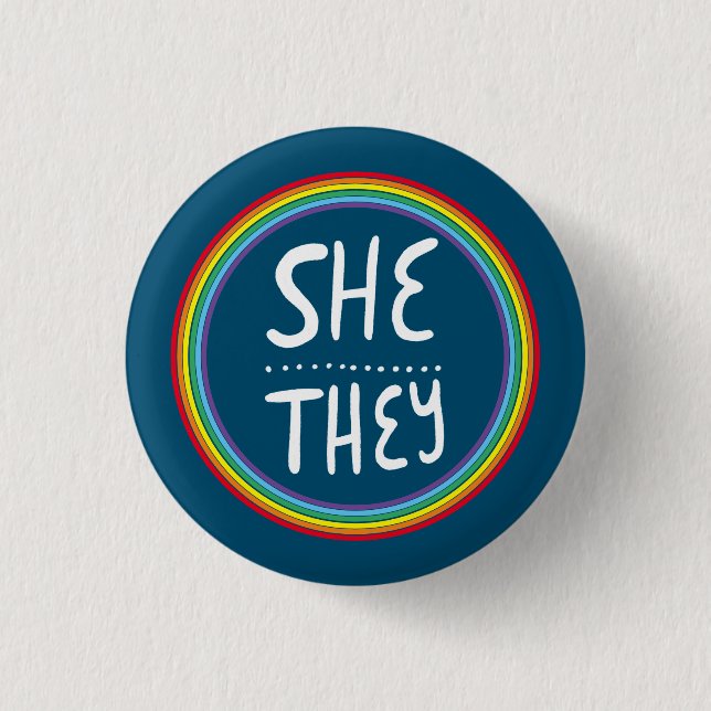 SHE/THEY Pronouns Rainbow Handlettered Minimal Knapp (Framsida)