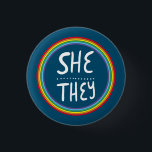 SHE/THEY Pronouns Rainbow Handlettered Minimal Knapp<br><div class="desc">Anpassa med den här coolan. Gör en underbar gåva! Du kan anpassa den,  ändra färgen i bakgrunden och även lägga till text. Kolla min butik för mycket mer färg och mönster! Säg till om du vill ha nåt anpassningsbar också.</div>