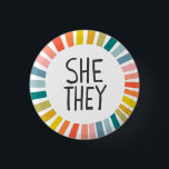 SHE/THEY Pronouns Rainbow Handlettered Pride Knapp<br><div class="desc">Anpassa med den här coolan. Gör en underbar gåva! Du kan anpassa den,  ändra färgen i bakgrunden och även lägga till text. Kolla min butik för mycket mer färg och mönster! Säg till om du vill ha nåt anpassningsbar också.</div>
