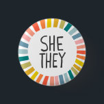 SHE/THEY Pronouns Rainbow Handlettered Pride Knapp<br><div class="desc">Anpassa med den här coolan. Gör en underbar gåva! Du kan anpassa den,  ändra färgen i bakgrunden och även lägga till text. Kolla min butik för mycket mer färg och mönster! Säg till om du vill ha nåt anpassningsbar också.</div>