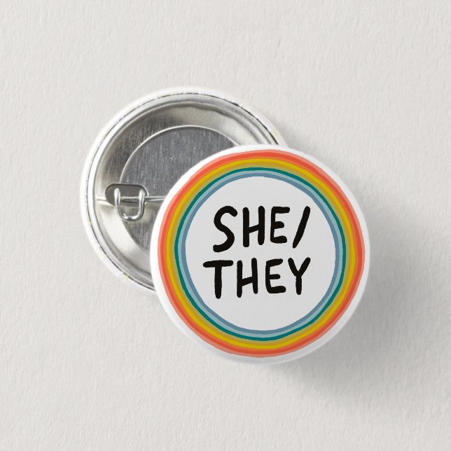 SHE/THEY Pronouns Rainbow Soft Circle Ring Knapp (Framsida & baksida)