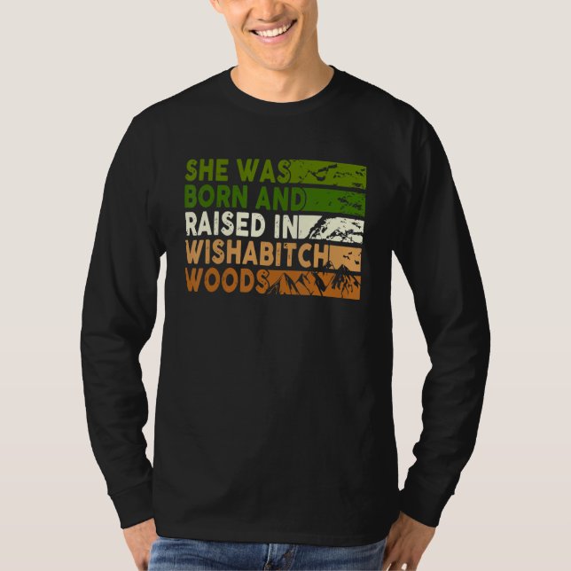 She Was Born And Raised In Wishabitch Woods Camper T Shirt (Framsida)