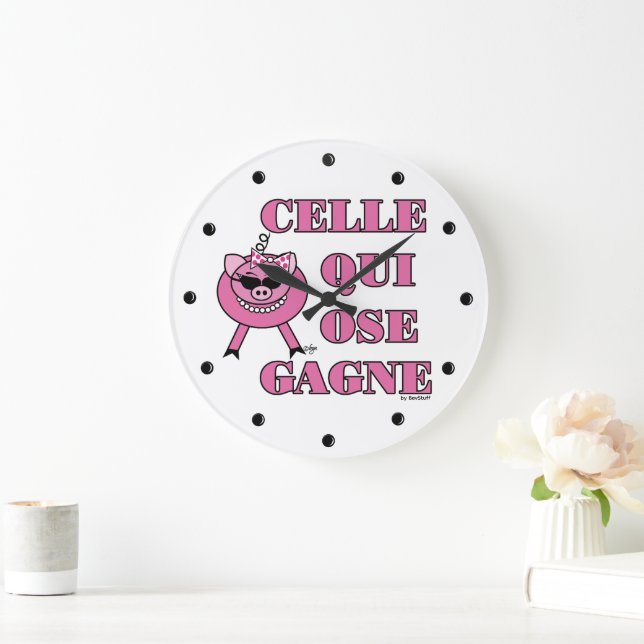 She Who Dares Wins French Saying Wall Clock Stor Klocka (Hem)