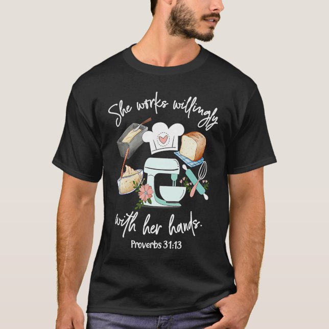 She works willing with her hands  Proverbs 3113  B T Shirt (Framsida)
