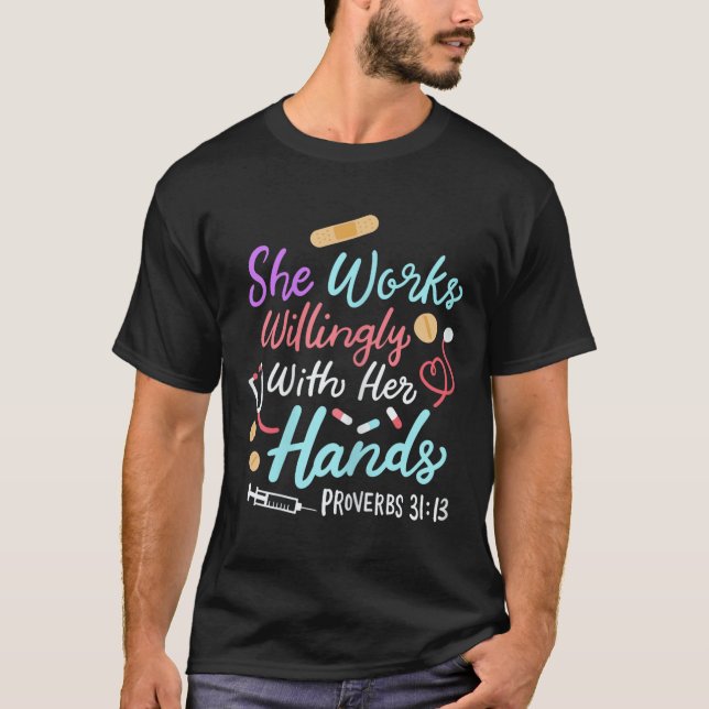 She Works Willingly With Her Hands Proverbs 31 13  T Shirt (Framsida)