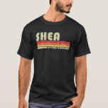 SHEA Surname Funny Retro Vintage 80S 90S Birthday T Shirt<br><div class="desc">Coola "Shea"-grafik med retrofärg är en perfekt gåva eller present till manar eller kvinnor som du vill överraska. Köp designen nu!</div>
