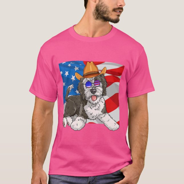 Sheepadoodle Patriotic 4:e juli amerikanska Hund T Shirt (Framsida)