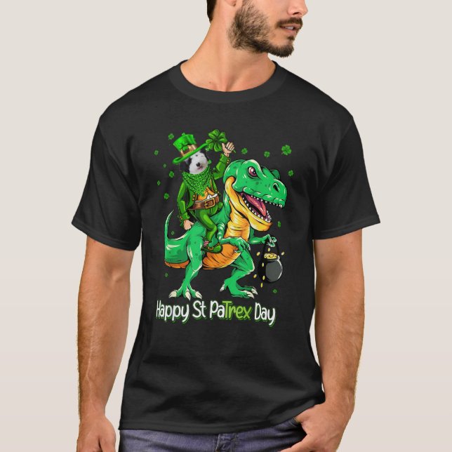 Sheepadoodle Riding Dinosaur Patricks Day Shamrock T Shirt (Framsida)