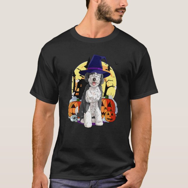 Sheepadoodle Söt Hund Halloween Häxa Pumpa T Shirt (Framsida)