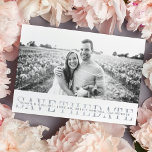 Sheer Rand | Spara datumfotokortet Spara Datumet<br><div class="desc">Vänner och familj i inbjudan för att spara datumet för bröllop med dessa charmerande och moderna fotokort. En enkel, ren design har ett vitt band längs grund i fotot med orden "spara datumet" i grått med övertäckt namn, datum och plats för bröllop. Kort som går tillbaka till en subtil grått...</div>