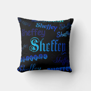 Sheffey Typsnitt - Blue på Black dekorativ kudde
