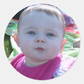 Shelby vid 10 månader runt klistermärke