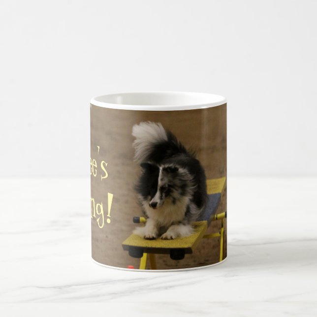 Sheltie som hänger på en AgilityTeeter Kaffemugg (Center)