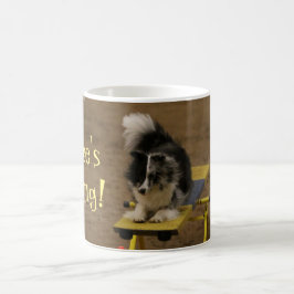 Sheltie som hänger på en AgilityTeeter Kaffemugg