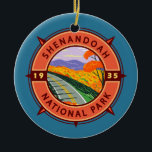 Shenandoah National Park Retro Compass Emblem Julgransprydnad Keramik<br><div class="desc">Shenandoah-vektorteckningens design. Skyline Drive springa är lång och ett stort nätverk av spår innehåller en del av det långvariga Appalachian Trail som avstånd.</div>