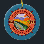 Shenandoah National Park Retro Compass Emblem Julgransprydnad Keramik<br><div class="desc">Shenandoah-vektorteckningens design. Skyline Drive springa är lång och ett stort nätverk av spår innehåller en del av det långvariga Appalachian Trail som avstånd.</div>