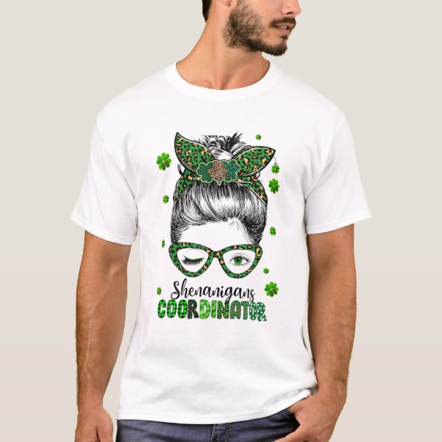 Shenanigans Coordinator Messy Bun Momlife St Patri T Shirt (Framsida)