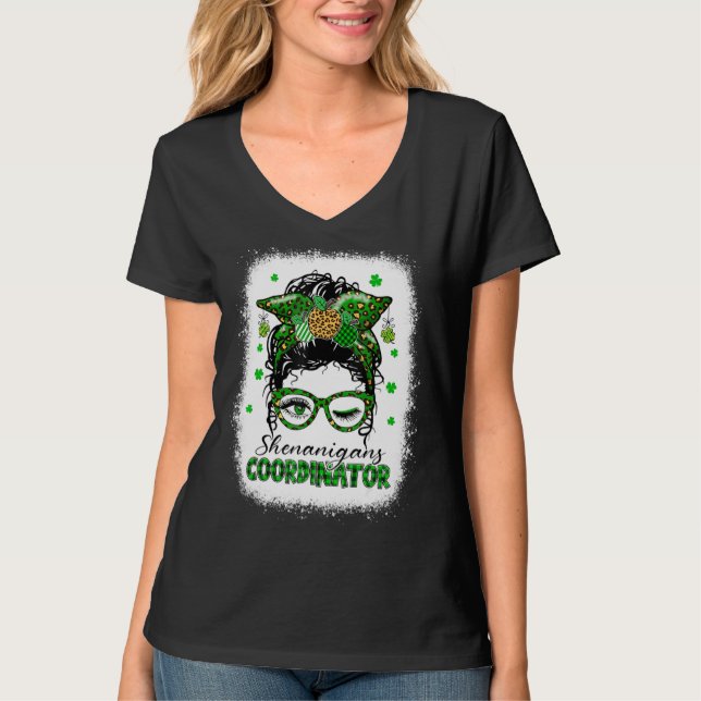 Shenanigans Coordinator Messy Bun Saint patrick D T Shirt (Framsida)