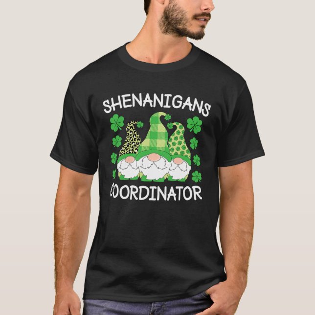 Shenanigans Coordinator St Patrick s Day Gnomes Gr T Shirt (Framsida)
