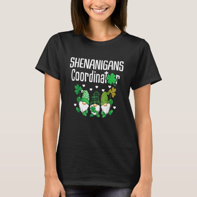 Shenanigans Coordinator St patricks day Gnomes Gre T Shirt (Framsida)