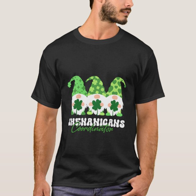 Shenanigans Coordinator St patricks day Gnomes Gre T Shirt (Framsida)