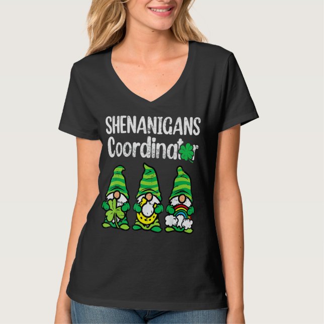 Shenanigans Coordinator St patricks day Gnomes Gre T Shirt (Framsida)