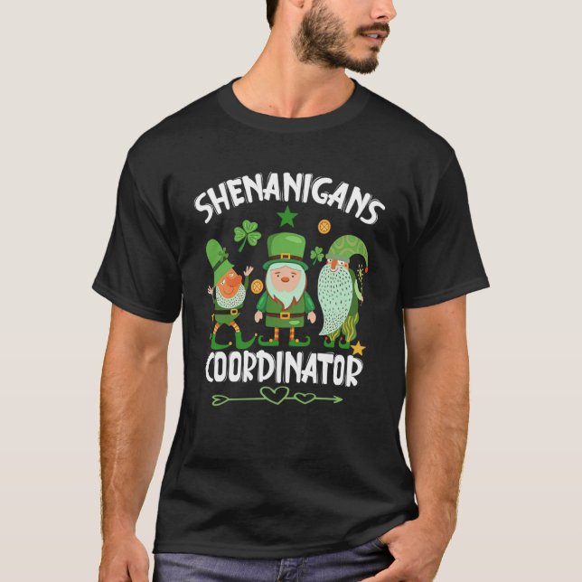 Shenanigans Coordinator St patricks day Gnomes Sha T Shirt (Framsida)