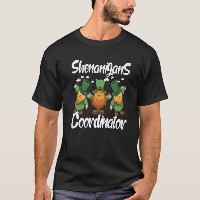 Shenanigans Coordinator St patricks day Gnomes Sha T Shirt (Framsida)