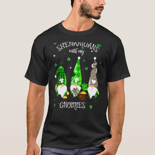 Shenanigans med min Gnomies St Patrick S Day Gnome T Shirt (Framsida)
