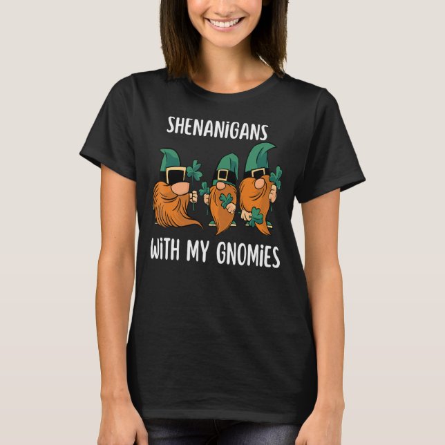 Shenanigans med min Gnomies St Patrick S Day Gnome T Shirt (Framsida)