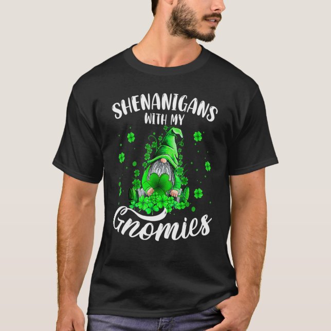 Shenanigans med min Gnomies St Patrick S Day Gnome T Shirt (Framsida)