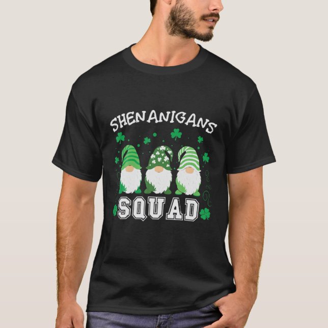 Shenanigans Squad Gnomes Holding Shamrock St Patri T Shirt (Framsida)