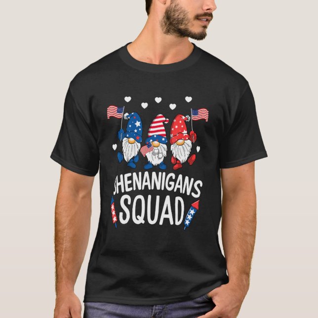 Shenanigans Squad Happy 4th Of July  Gnome Patriot T Shirt (Framsida)