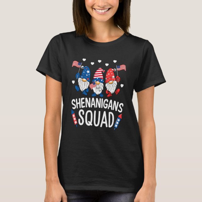 Shenanigans Squad Happy 4th Of July  Gnome Patriot T Shirt (Framsida)