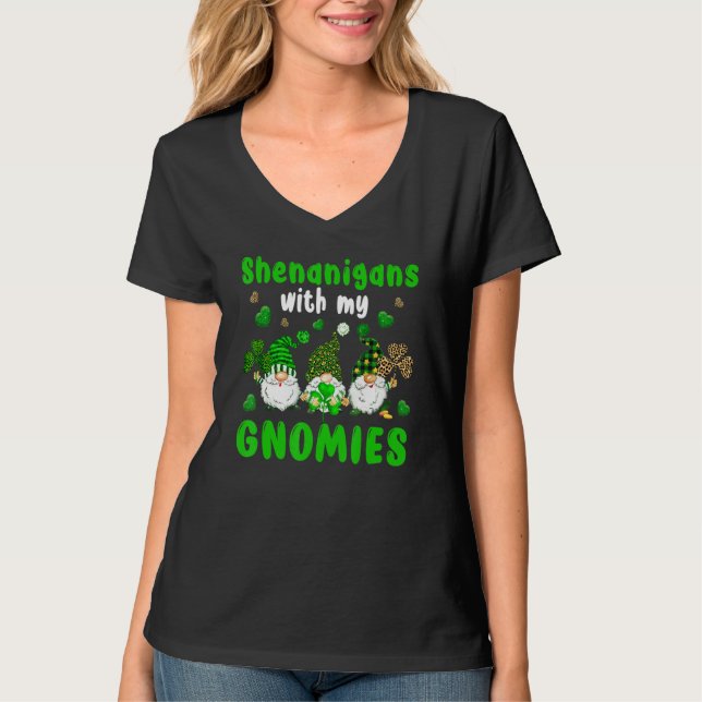 Shenanigans With My Gnomies Leopard Shamrock Patri T Shirt (Framsida)