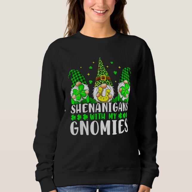 Shenanigans With My Gnomies Shamrock St Patrick's  T Shirt (Framsida)