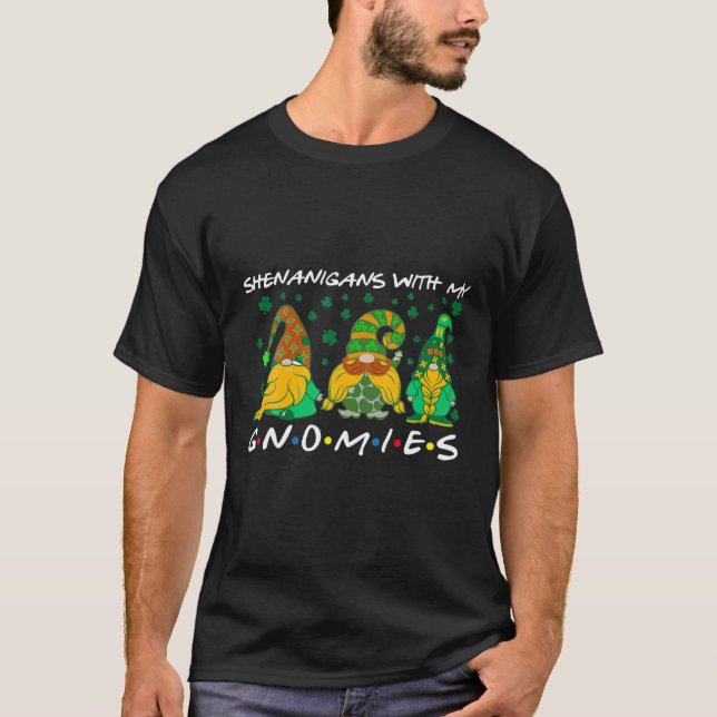 Shenanigans With My Gnomies St Patrick's Day Gnome T Shirt (Framsida)
