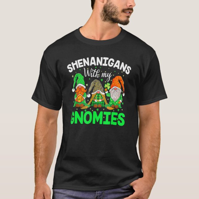 Shenanigans With My Gnomies St Patrick's Day Gnome T Shirt (Framsida)