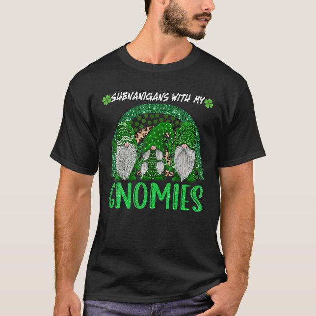 Shenanigans With My Gnomies St Patrick's Day Gnome T Shirt (Framsida)