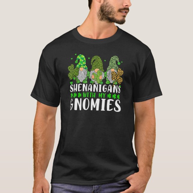 Shenanigans With My Gnomies St Patrick's Day Gnome T Shirt (Framsida)