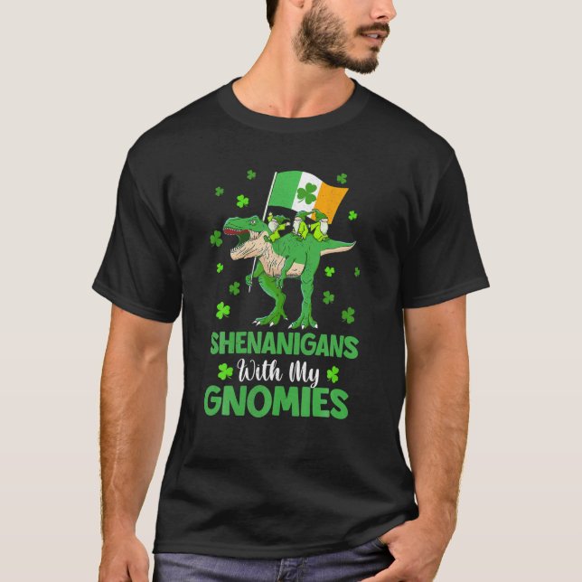 Shenanigans With My Gnomies St Patrick's Day Gnome T Shirt (Framsida)