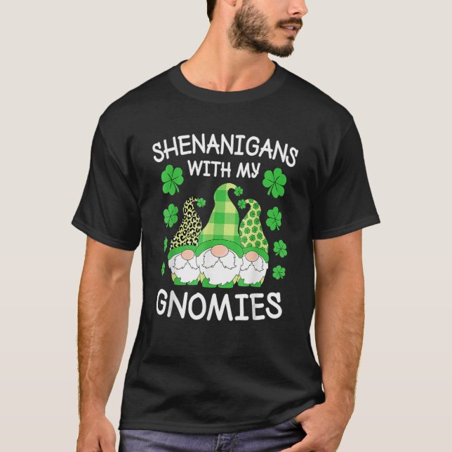Shenanigans With My Gnomies St Patrick's Day Gnome T Shirt (Framsida)