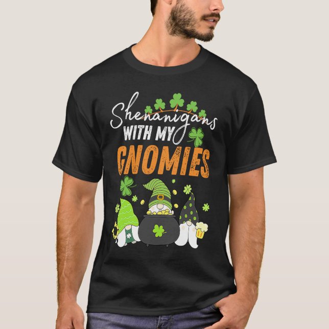 Shenanigans With My Gnomies St Patrick's Day Gnome T Shirt (Framsida)